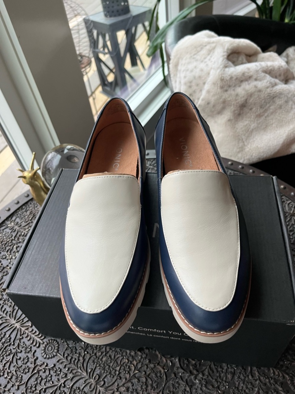VIONIC KENSLEY NAPPA LEATHER LOAFERS IN NAVY CREAM 8 W WIDE - Picture 7 of 9
